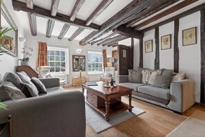 TV - 9 Bed in Alkham (oc-m34784) (Swingfield)