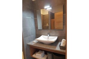 Shower, hair dryer, towels, soap - Vrbo Property (Corbara)