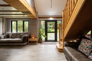 TV - 6 Bed in Alkham (oc-p34791) (Swingfield)