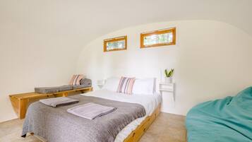 1 bedroom, travel crib, bed sheets