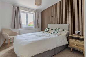 3 bedrooms, iron/ironing board, WiFi (free), bed sheets