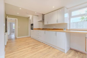 Fridge, microwave, oven, stovetop - Tranquil Bungalow Retreat in Loughborough (Loughborough)