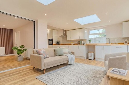 Bungalow - Sleeps 6 - Parking - Garden