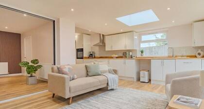 Bungalow - Sleeps 6 - Parking - Garden