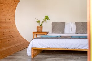 Iron/ironing board, travel cot, bed sheets - 1 Bed in Bude (oc-s34852) (Bude)