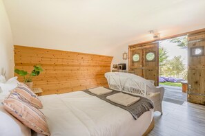 Iron/ironing board, travel cot, bed sheets - 1 Bed in Bude (oc-s34849) (Bude)