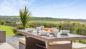 Een terras met een ontbijtstafel, met uitzicht op het omliggende landschap.