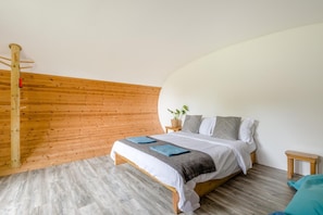 Iron/ironing board, travel cot, bed sheets