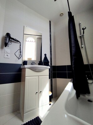 Bathroom - Adorable 1-bedroom castle in nice Savennières for a unique stay (Savennières)