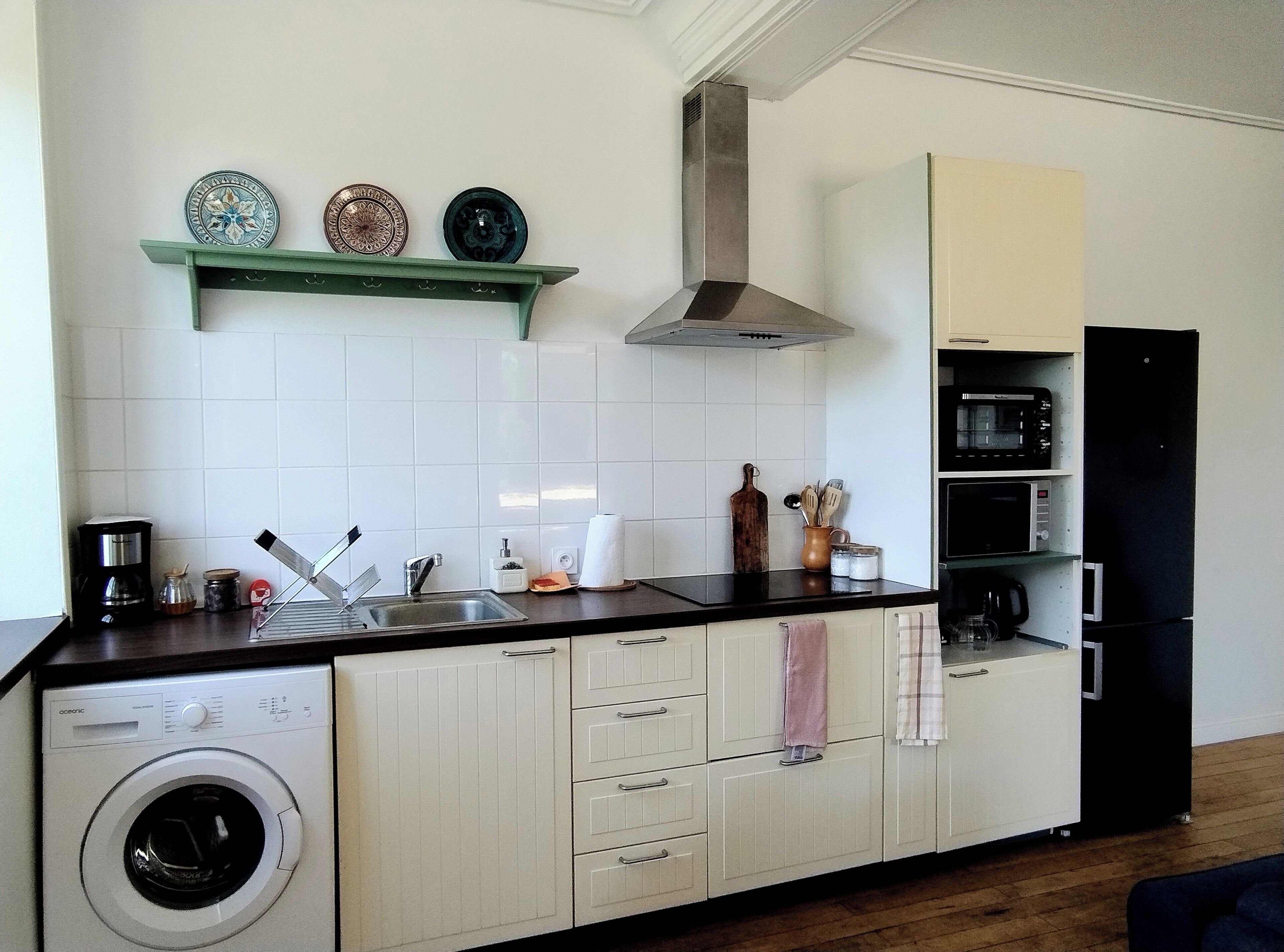 Wasserkocher mit Kaffee-/Teezubehör, Kühlschrank, Mikrowelle, Ofen