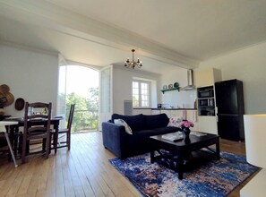 Living area - Adorable 1-bedroom castle in nice Savennières for a unique stay (Savennières)