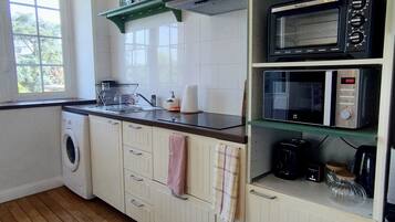 Cafetera/tetera, refrigerador, microondas, horno