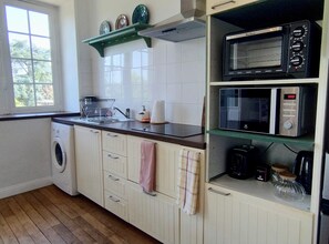 Private kitchen - Adorable 1-bedroom castle in nice Savennières for a unique stay (Savennières)