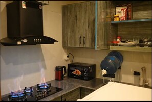 Private kitchen - Luxury 2-Bedroom Stay | Netflix & High-Speed WiFi (Rawalpindi)