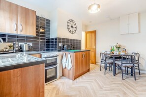 Microwave, oven, cookware/dishes/utensils - 1 Bed in Felixstowe (oc-r34986) (Felixstowe)