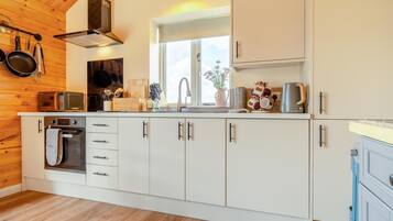 Oven, cookware/dishes/utensils