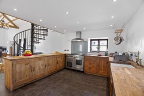 Microwave, oven, dishwasher, high chair - 3 Bed in Bontuchel (oc-t34920) (Bontuchel)