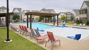 A swimming pool with lounge chairs and a covered seating area. - New Townhouse near DFW FIFA ATT STADIUM (North Richland Hills)