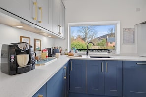 Microwave, oven, dishwasher, highchair - 2 Bed in Abergavenny (oc-t35019) (Abergavenny)