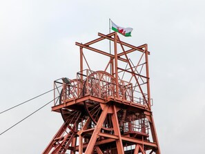 Eine rote Metallkonstruktion mit einer Flagge auf dem Dach.