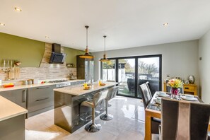 Oven, dishwasher, high chair, cookware/dishes/utensils - 4 Bed in Goodwick (oc-s34887) (Goodwick)