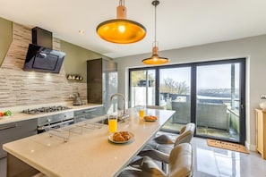 Oven, dishwasher, high chair, cookware/dishes/utensils - 4 Bed in Goodwick (oc-s34887) (Goodwick)