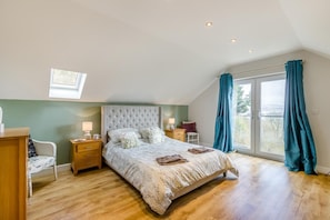 Travel cot, free WiFi, bed sheets - 4 Bed in Goodwick (oc-s34887) (Goodwick)