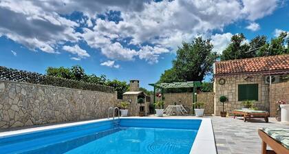 Stunning private villa for 5 people with internet, private pool, A/C, TV, patio and pets allowed
