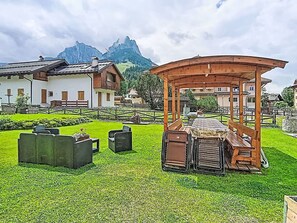 Outdoor dining - Nice apartment for 5 guests with WIFI, TV, patio and panoramic view (Pozza Di Fassa)
