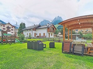 Outdoor dining - Nice apartment for 5 guests with WIFI, TV, patio and panoramic view (Pozza Di Fassa)