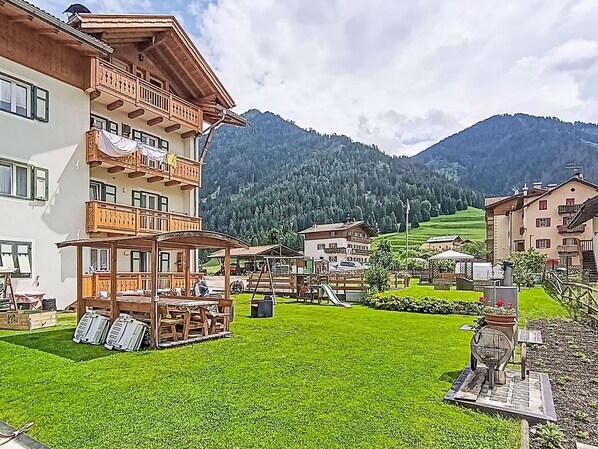 Outdoor dining - Nice apartment for 5 guests with WIFI, TV, patio and panoramic view (Pozza Di Fassa)