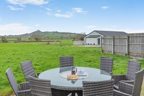 Outdoor dining - 4 Bed in West Pennard (oc-f34973) (Coxbridge)