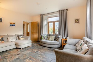 TV, fireplace - 4 Bed in West Pennard (oc-f34973) (Coxbridge)