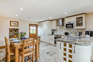 Microwave, oven, dishwasher, cookware/dishes/utensils - 2 Bed in West Pennard (oc-d34976) (Coxbridge)