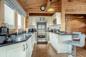 Oven, dishwasher, cookware/dishes/utensils