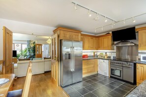 Microwave, oven, dishwasher, high chair - 3 Bed in Polruan (oc-l35010) (Fowey)