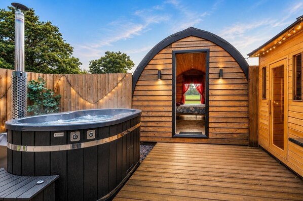 Outdoor spa tub - 1 Bed in Thetford (oc-f33637) (Thompson)