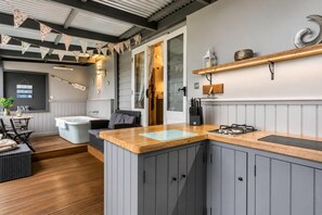 Cookware/dishes/utensils - 1 Bed in Thetford (oc-h33634) (Thompson)