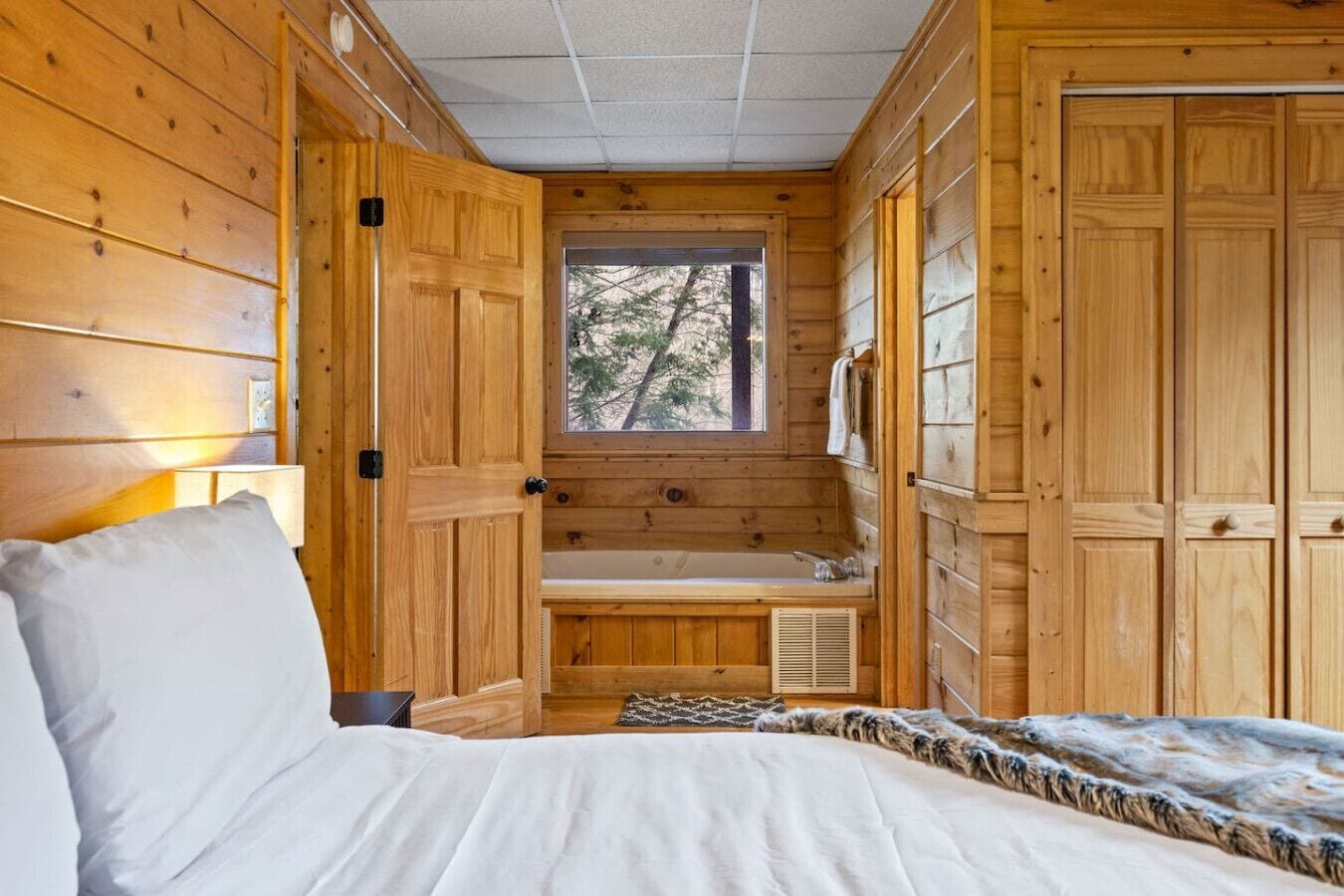 4 bedrooms, desk, iron/ironing board, WiFi