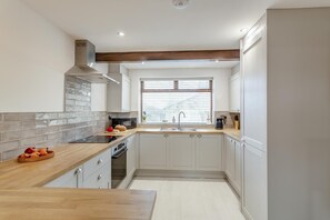 Microwave, oven, cookware/dishes/utensils - 1 Bed in Otley (oc-b34988) (Otley)