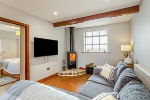 TV, fireplace - 1 Bed in Otley (oc-b34988) (Otley)