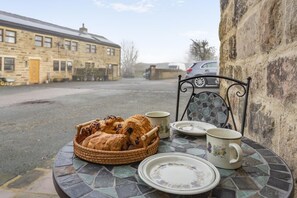 Outdoor dining - 1 Bed in Otley (oc-b34988) (Otley)