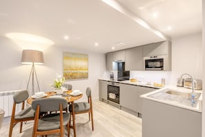 Oven, dishwasher, cookware/dishes/utensils - 2 Bed in Keswick (oc-d35022) (Keswick)