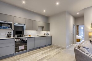 Oven, dishwasher, cookware/dishes/utensils - 2 Bed in Keswick (oc-b35023) (Keswick)