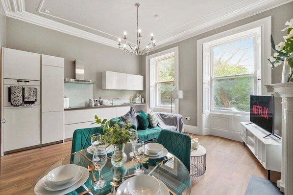 TV - 30% off! The Bridgeton in Wakefield Apartment (Wakefield)