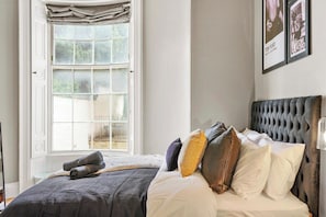 Iron/ironing board, Internet, bed sheets - 30% off! The Bridgeton in Wakefield Apartment (Wakefield)