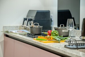 Mikrowelle, Ofen, Geschirrspüler, Kochgeschirr/Geschirr/Besteck
