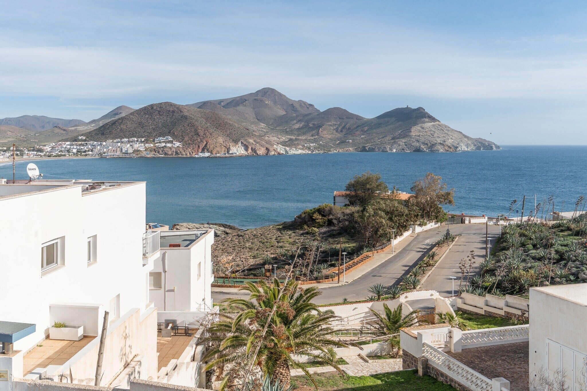 Zona residencial costera con vistas al mar y a las montañas.