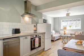 Microwave, oven, dishwasher, high chair - 1 Bed in Wroxall (oc-w34686) (Wroxall)