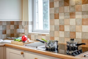 Microwave, oven, dishwasher, cookware/dishes/utensils - 4 Bed in Osmington Mills (oc-t35041) (Osmington Mills)